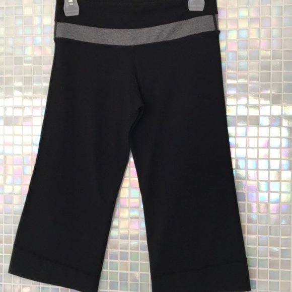 Lululemon Groove Crops/Clam Diggers Black Size 4 - Picture 7 of 7
